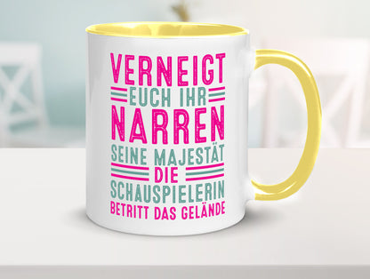 Verneigt euch: Schauspielerin | Theater Humor Geschenkidee Tasse
