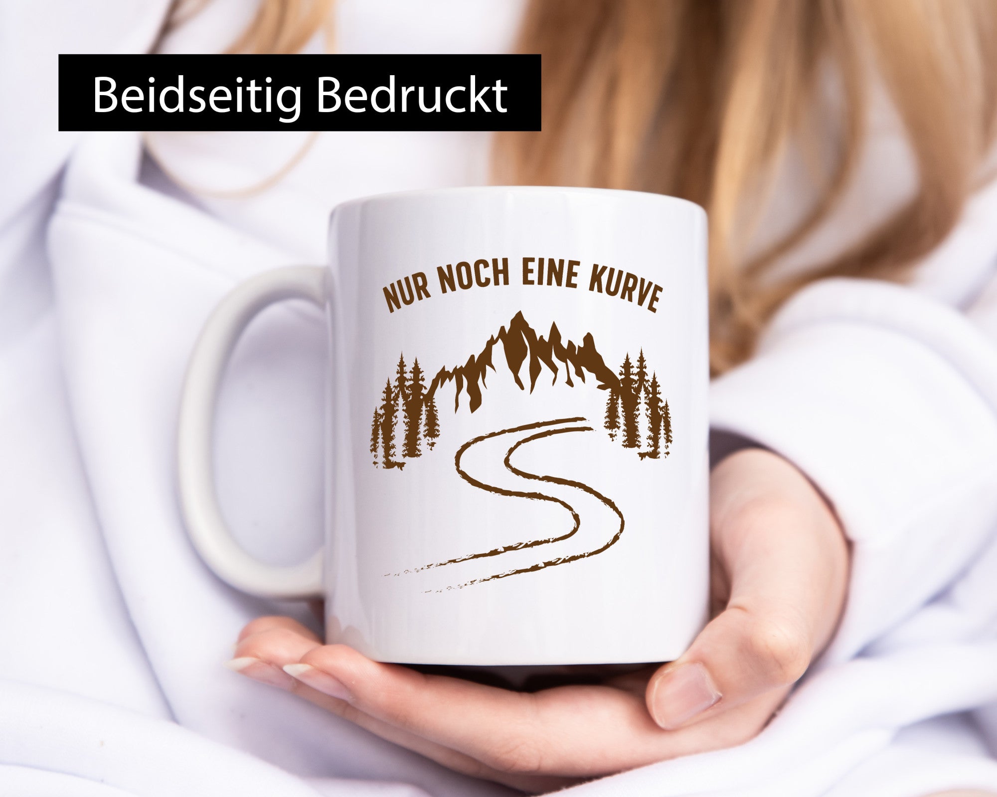 Nur noch eine Kurve | Weg Berge Bäume Geschenkidee Humor Tasse