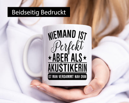 Verdammt nah dran: Akustikerin | Akustik Hörgeräteakustik Geschenk Humor