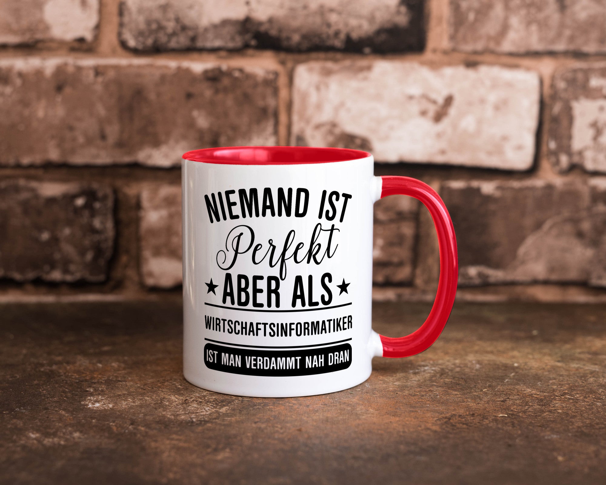 Verdammt nah dran: Wirtschaftsinformatiker | Informatik Humor Geschenkidee Tasse