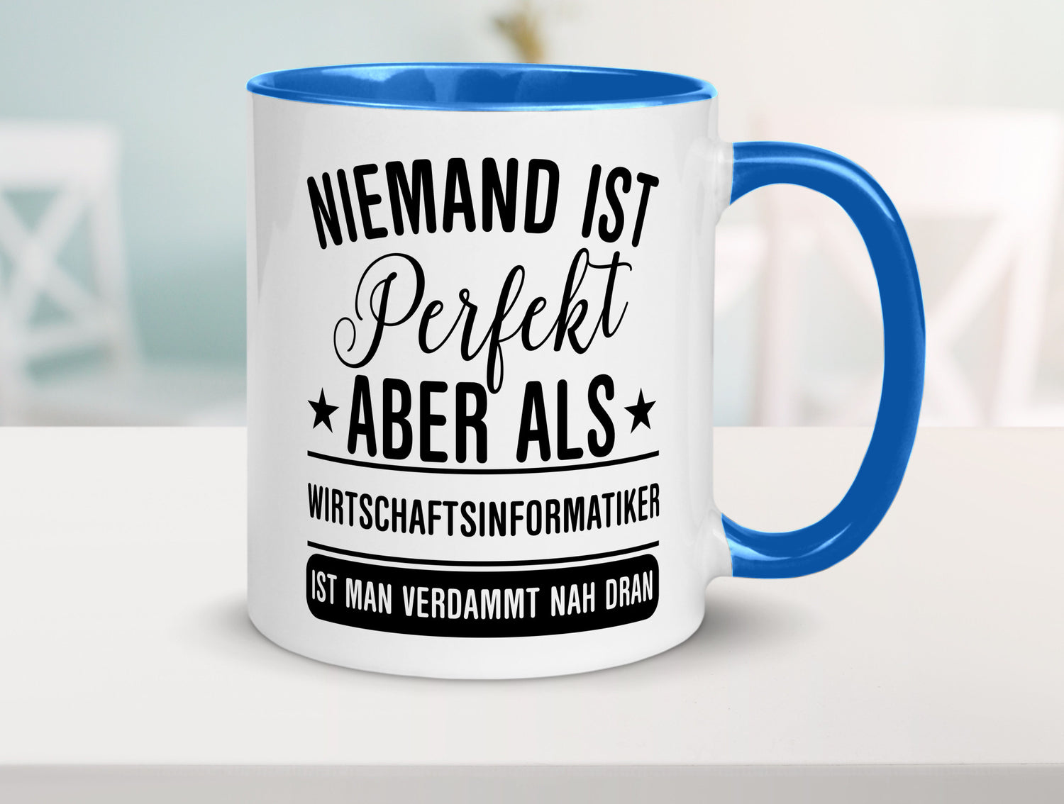 Verdammt nah dran: Wirtschaftsinformatiker | Informatik Humor Geschenkidee Tasse
