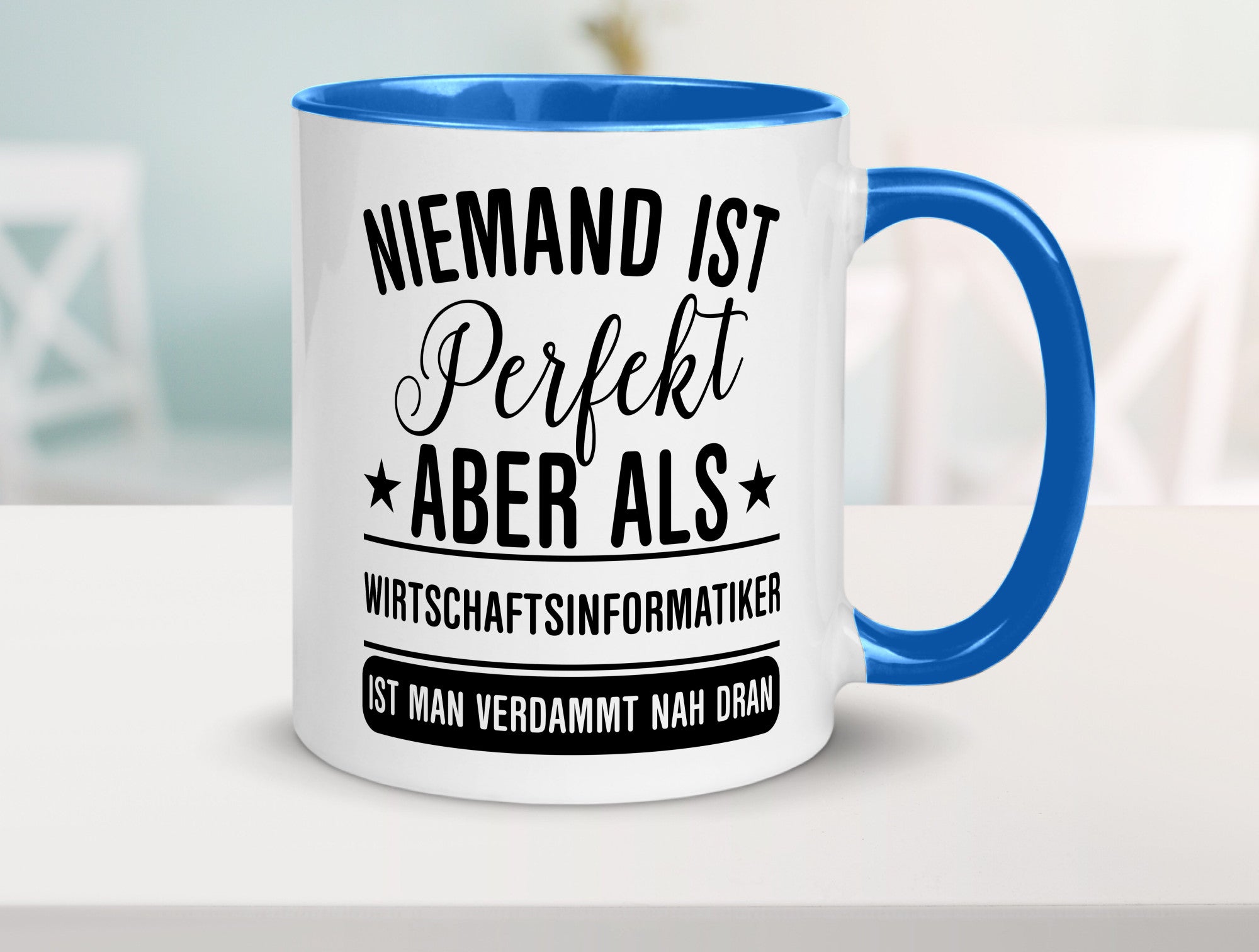 Verdammt nah dran: Wirtschaftsinformatiker | Informatik Humor Geschenkidee Tasse