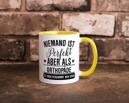 Verdammt nah dran: Orthopäde | Orthopädie Geschenkidee Humor Tasse