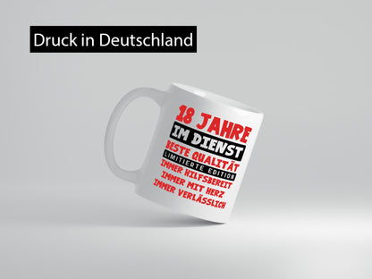 18 Jahre im Dienst | Jubiläum Arbeit v9 Geschenkidee Kollegen Büro Humor Tasse