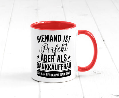 Verdammt nah dran: Bankkauffrau | Kauffrau Bank Kaufleute Geschenkidee Humor