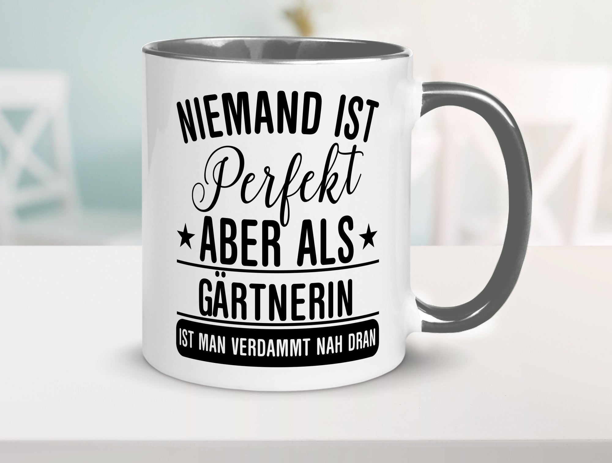 Verdammt nah dran: Gärtnerin | Gartenbau lustig Humor Geschenkidee Geschenk