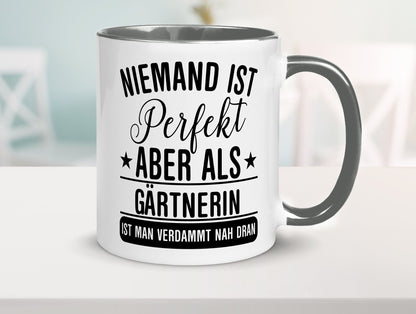 Verdammt nah dran: Gärtnerin | Gartenbau lustig Humor Geschenkidee Geschenk