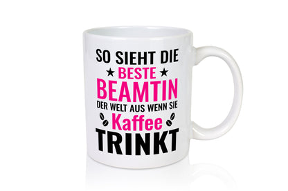 Kaffee trinkt: Beamtin | Verbeamtung Dienst Humor Geschenkidee Tasse