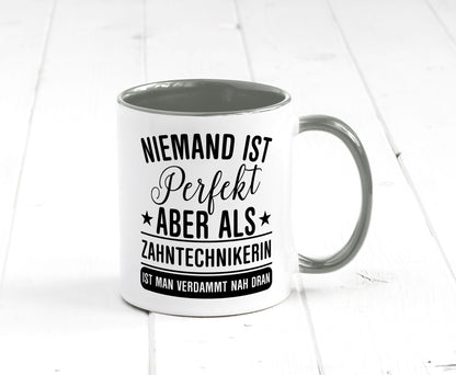 Verdammt nah dran: Zahntechnikerin | Zahnmedizin Humor Geschenkidee Tasse