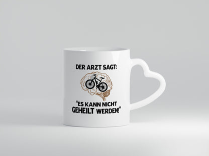 Es kann nicht geheilt werden | Arzt Radfahrer Fahrad Geschenkidee Humor Tasse