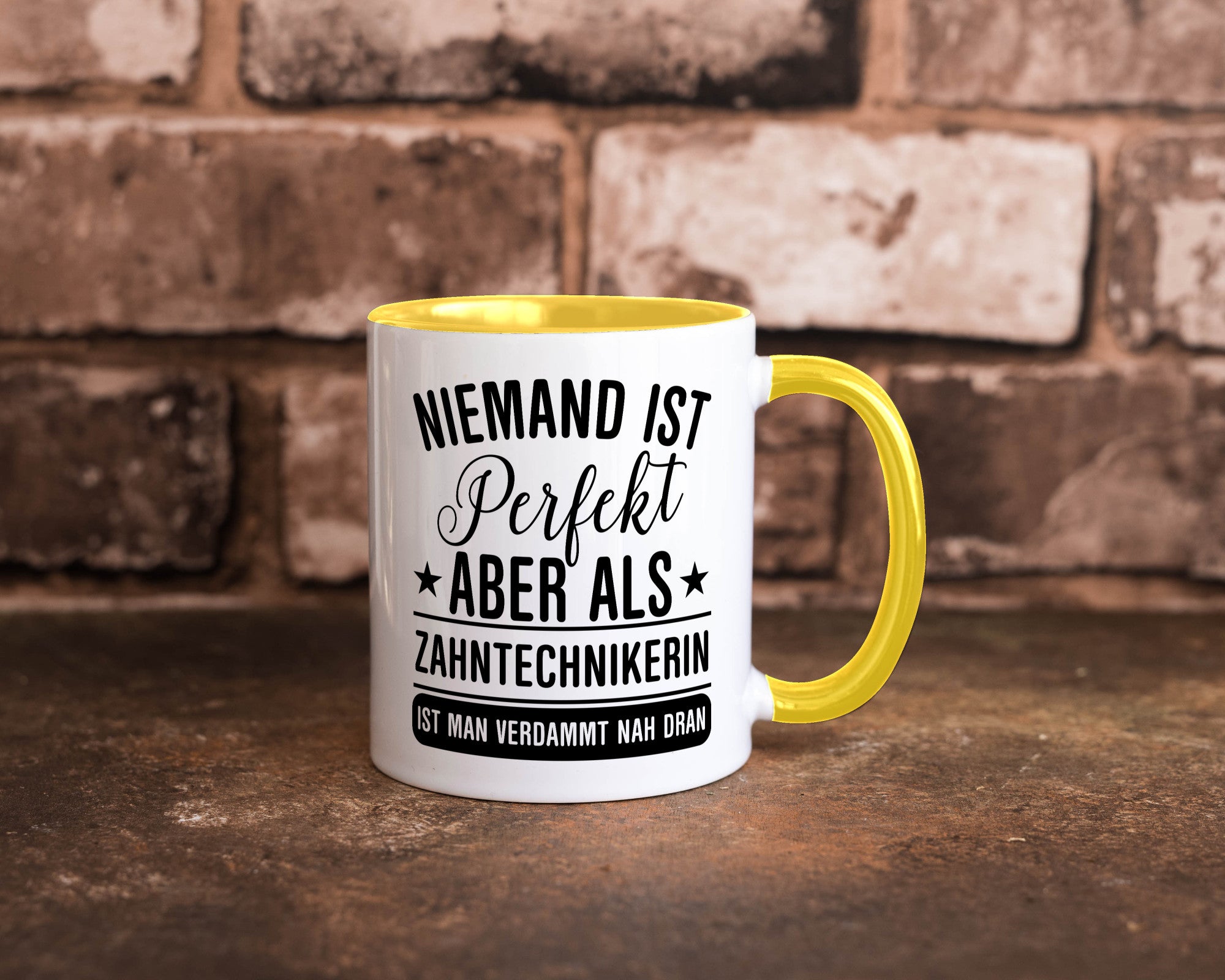 Verdammt nah dran: Zahntechnikerin | Zahnmedizin Humor Geschenkidee Tasse