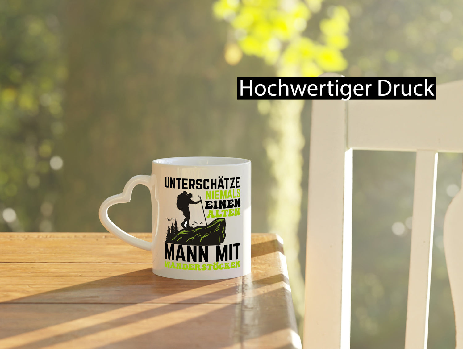 Unterschätze niemals einen alten Mann mit Wanderstöcken Humor Geschenkidee Tasse
