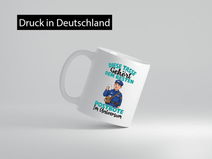 Im Universum: Postbote | Beruf Post Briefträger Humor Arbeit Kollegen Büro