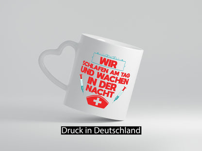 Wir schlafen am Tag | Krankenschwester Nachtschicht Humor Geschenkidee Tasse