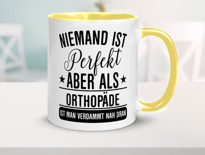 Verdammt nah dran: Orthopäde | Orthopädie Geschenkidee Humor Tasse