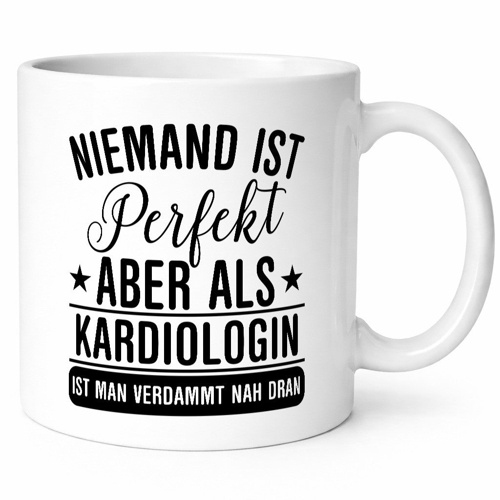 Verdammt nah dran: Kardiologin | Kardiologie Humor Geschenkidee Tasse