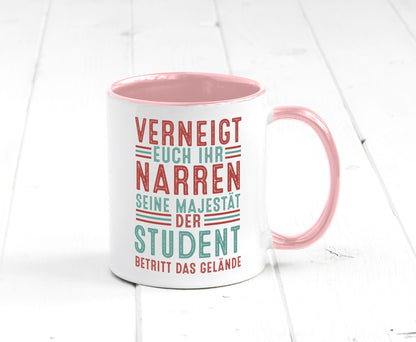 Verneigt euch: Student | Universität Uni Studium Geschenkidee Humor Tasse