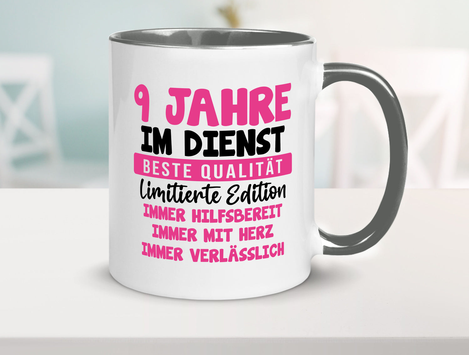9 Jahre im Dienst | Jubiläum Arbeit v10 Geschenkidee Kollegen Büro Humor Tasse