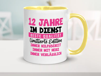 12 Jahre im Dienst | Jubiläum Arbeit v10 Geschenkidee Kollegen Büro Humor Tasse