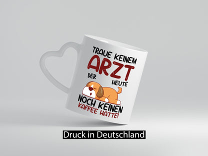 Traue keinem Arzt | Medizin Doktor Facharzt Humor Geschenkidee Tasse
