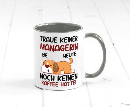 Traue keiner Managerin | Management lustiger Spruch Geschenk Humor Geschenkidee