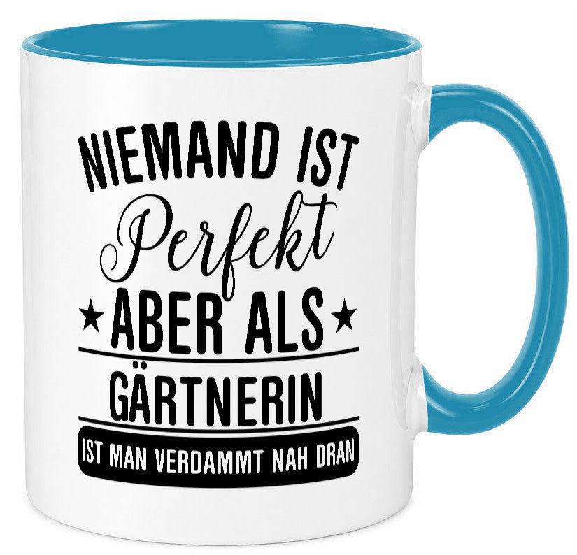 Verdammt nah dran: Gärtnerin | Gartenbau lustig Humor Geschenkidee Geschenk
