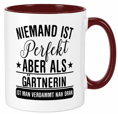 Verdammt nah dran: Gärtnerin | Gartenbau lustig Humor Geschenkidee Geschenk