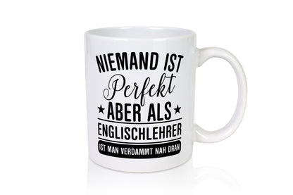 Verdammt nah dran: Englischlehrer | Schule Englisch Geschenk Humor Geschenkidee
