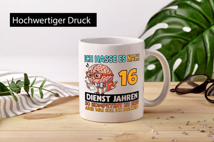 16 Dienstjahre | Arbeit Kompetent Humor Kollegen Büro Geschenkidee Tasse