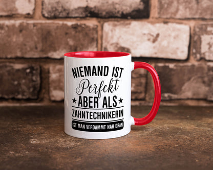 Verdammt nah dran: Zahntechnikerin | Zahnmedizin Humor Geschenkidee Tasse