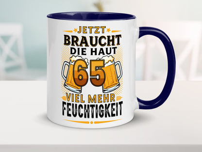 65 braucht die haut mehr Feuchtigkeit | 65. Geburtstag Humor Geschenkidee Tasse