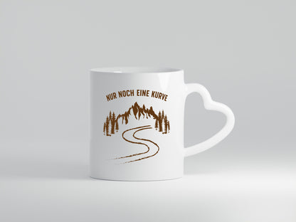 Nur noch eine Kurve | Weg Berge Bäume Geschenkidee Humor Tasse