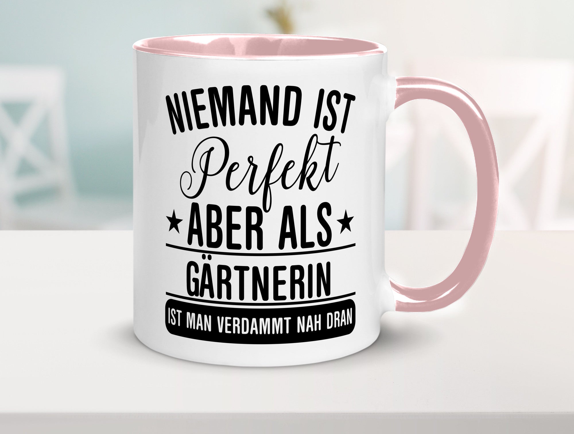 Verdammt nah dran: Gärtnerin | Gartenbau lustig Humor Geschenkidee Geschenk