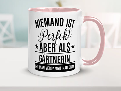 Verdammt nah dran: Gärtnerin | Gartenbau lustig Humor Geschenkidee Geschenk