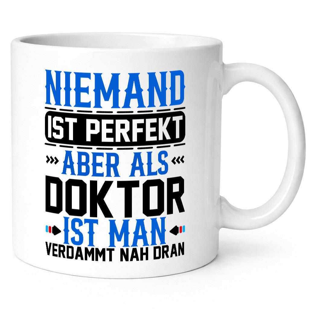 Niemand ist Perfekt | Doktor Verdammt nah dran lustiger Spruch Geschenk Humor