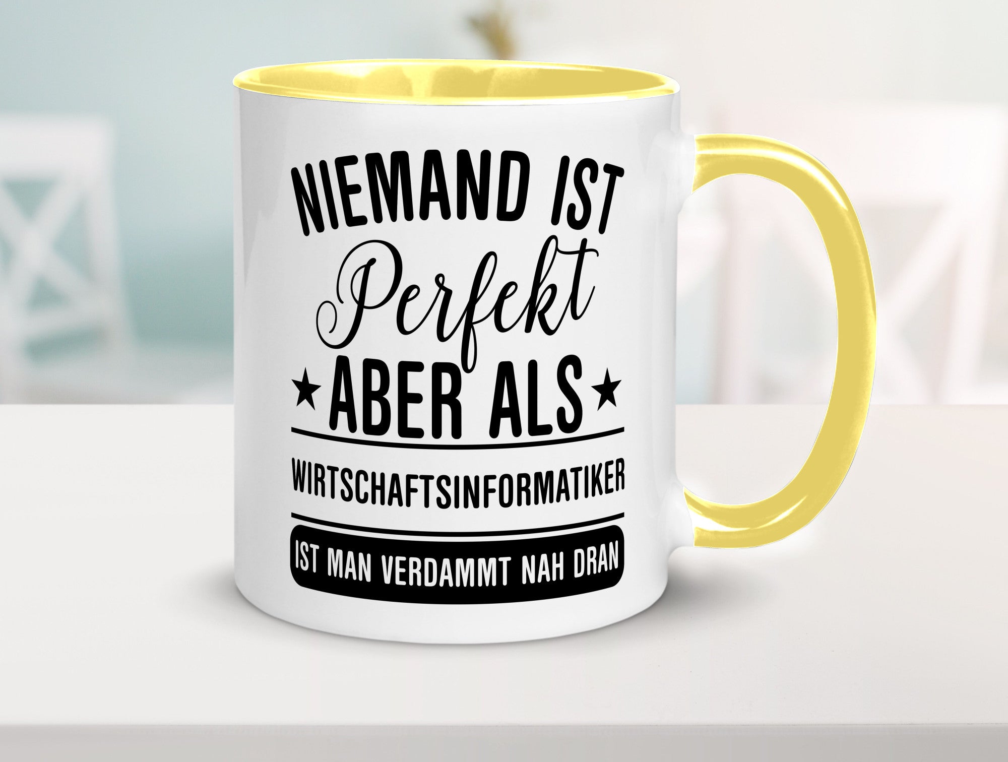 Verdammt nah dran: Wirtschaftsinformatiker | Informatik Humor Geschenkidee Tasse