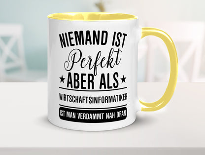 Verdammt nah dran: Wirtschaftsinformatiker | Informatik Humor Geschenkidee Tasse