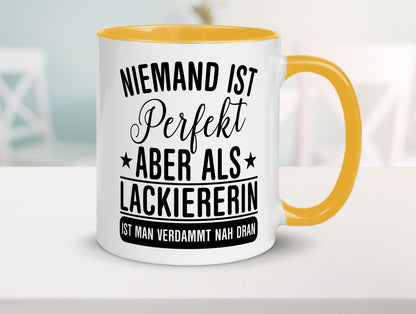 Verdammt nah dran: Lackiererin | lackieren lustiger Spruch Geschenk Humor