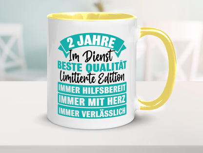 2 Jahre im Dienst | Jubiläum Arbeit v2 Geschenk Kollegen Büro lustiger Spruch Tasse