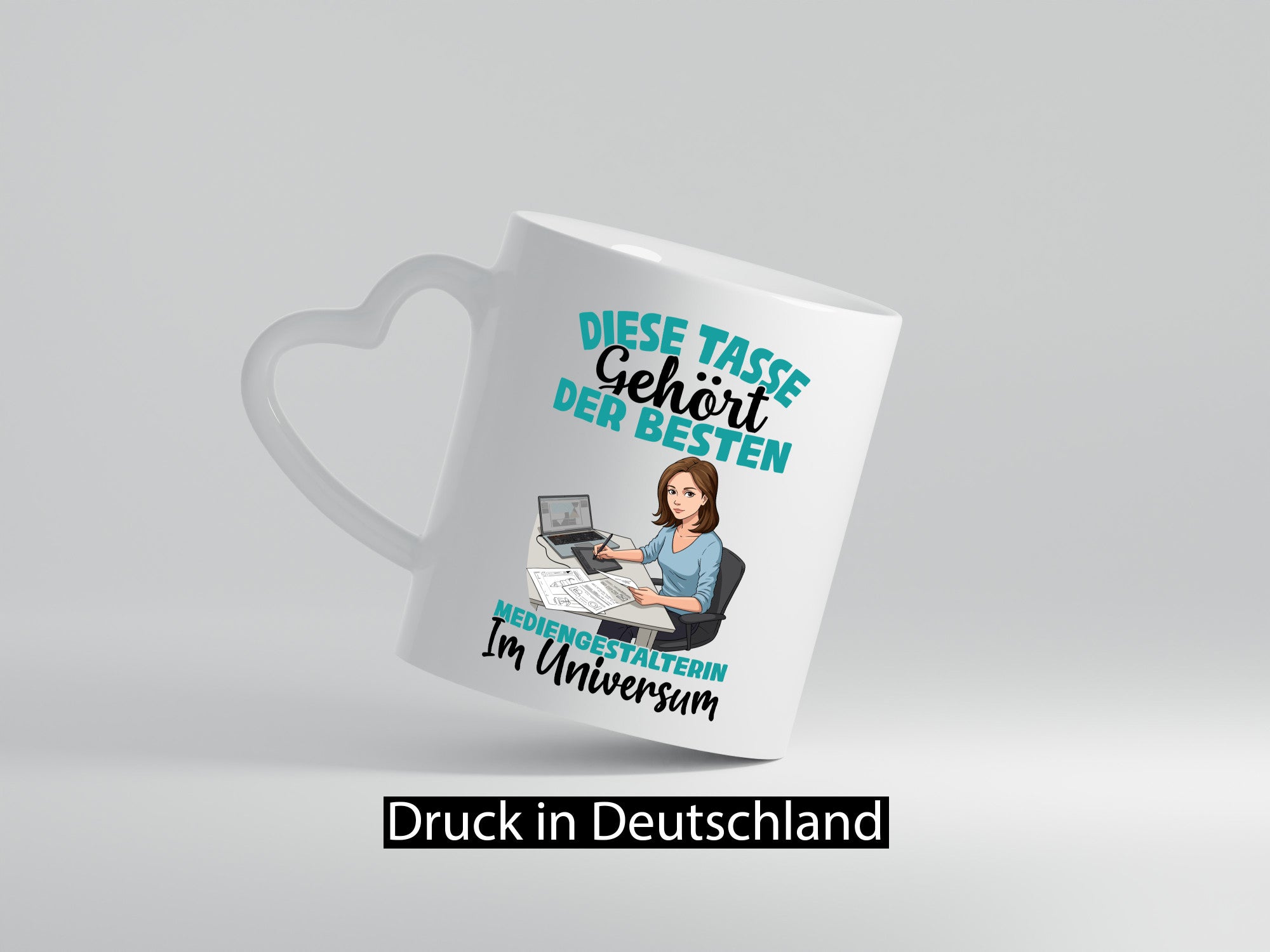 Im Universum: Mediengestalterin | Medien Geschenkidee Humor Tasse