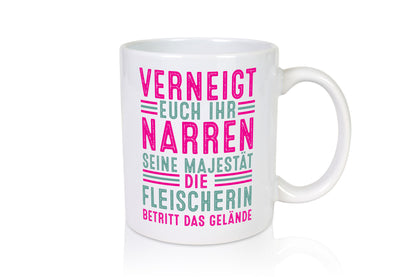 Verneigt euch: Fleischerin | Schlachterei v2 Geschenkidee Humor Tasse