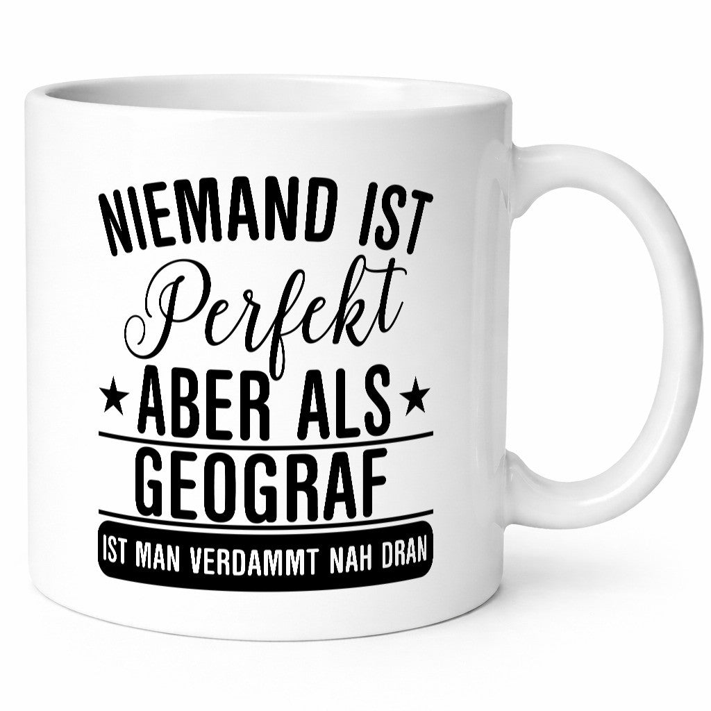 Verdammt nah dran: Geograf | Geografie Humor Geschenkidee Tasse