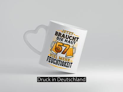 57 braucht die haut mehr Feuchtigkeit | 57. Geburtstag Humor Geschenkidee Tasse