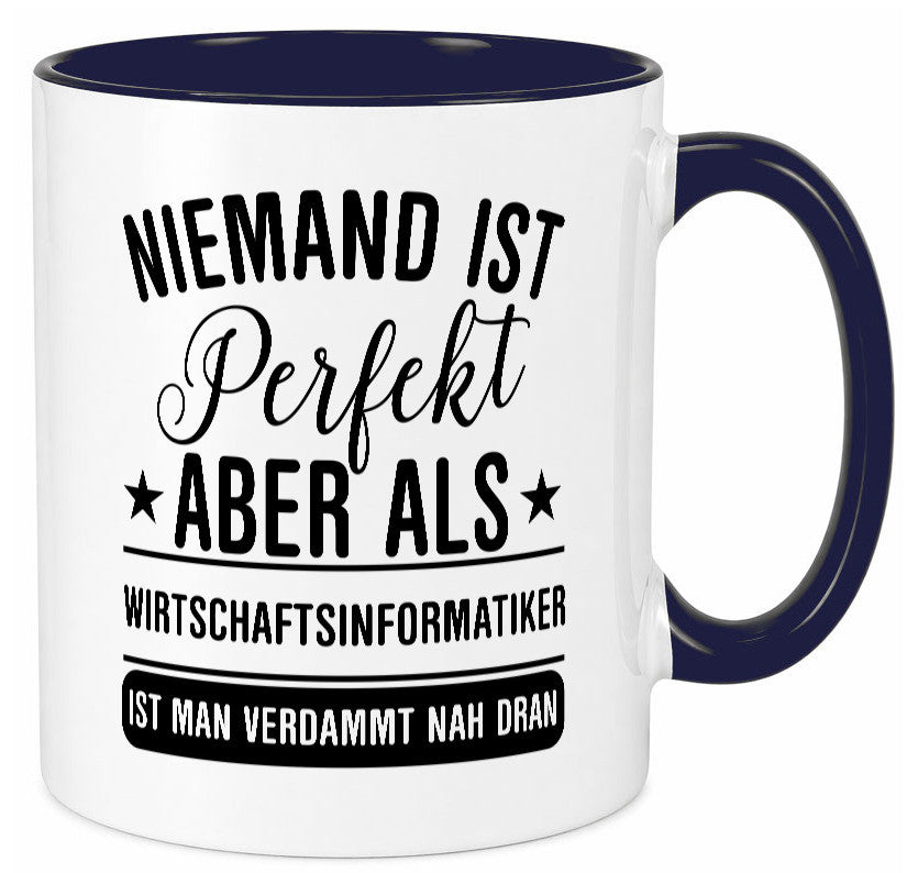 Verdammt nah dran: Wirtschaftsinformatiker | Informatik Humor Geschenkidee Tasse