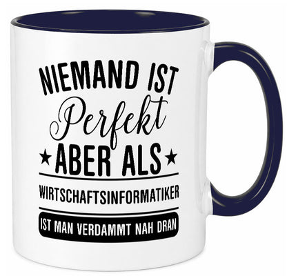 Verdammt nah dran: Wirtschaftsinformatiker | Informatik Humor Geschenkidee Tasse