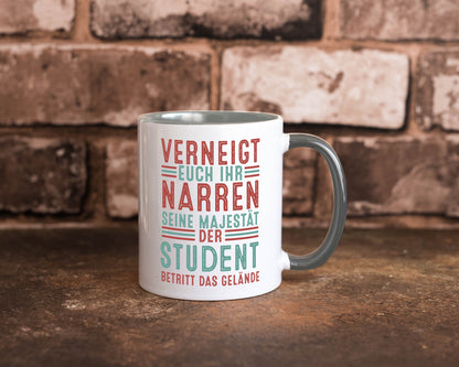 Verneigt euch: Student | Universität Uni Studium Geschenkidee Humor Tasse