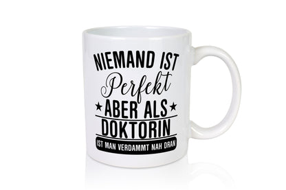 Verdammt nah dran: Doktorin | Doktorand Doktortitel lustiger Spruch Geschenk