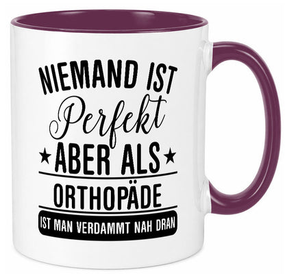 Verdammt nah dran: Orthopäde | Orthopädie Geschenkidee Humor Tasse