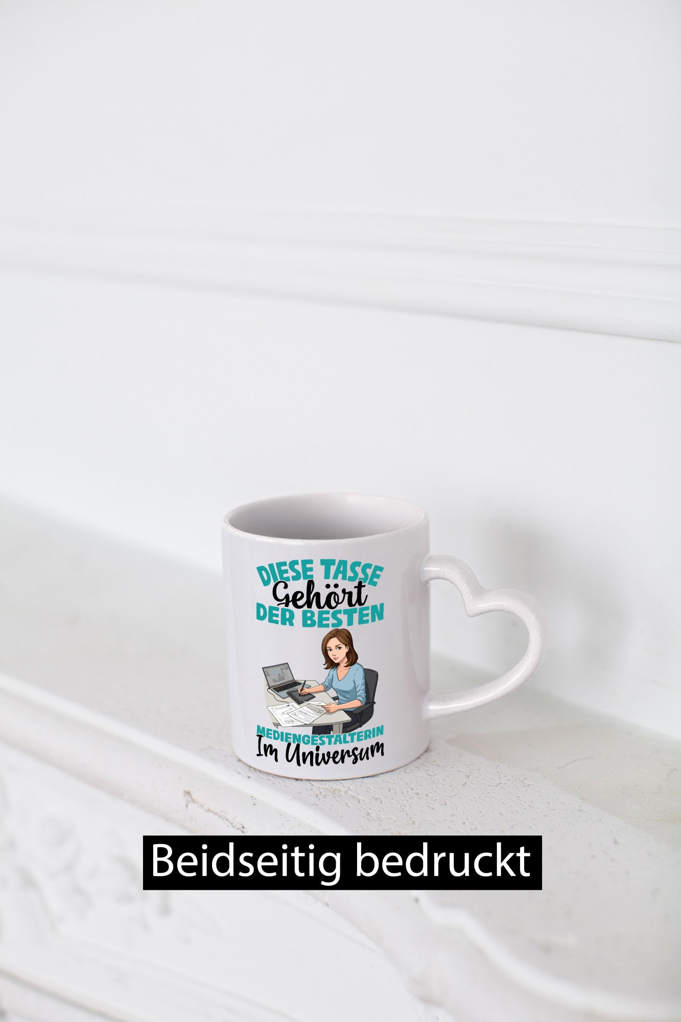 Im Universum: Mediengestalterin | Medien Geschenkidee Humor Tasse
