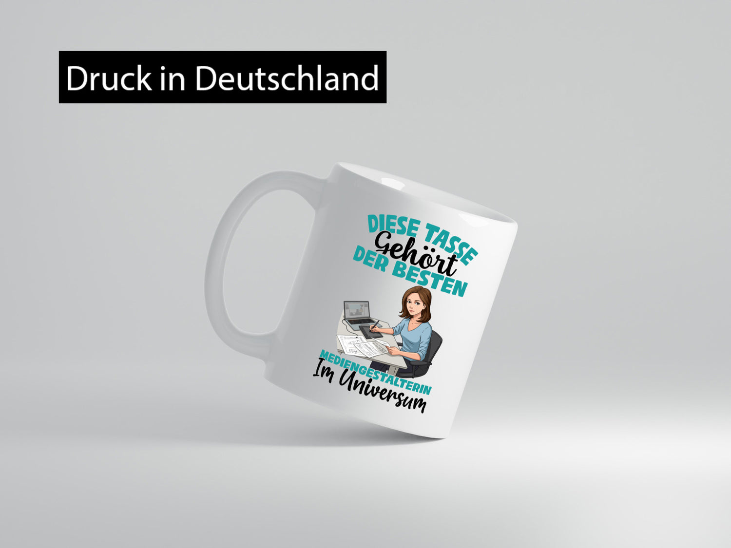 Im Universum: Mediengestalterin | Medien Geschenkidee Humor Tasse